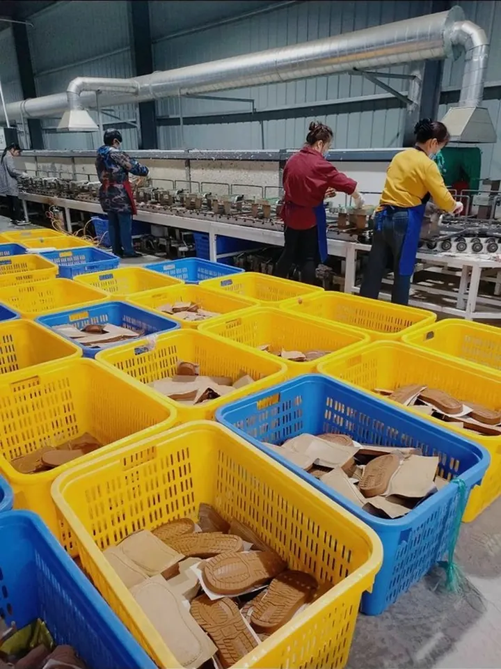 Zapatillas de Moda: Una de las fábricas con las que trabajamos, en plena producción